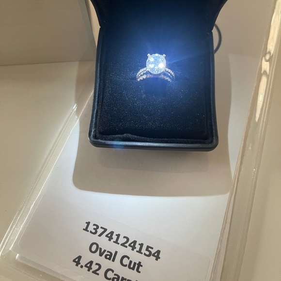 4.42 ct Oval ring - Picture 1 of 9